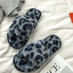 🎄5/$30 Soft Plush Fuzzy Slippers